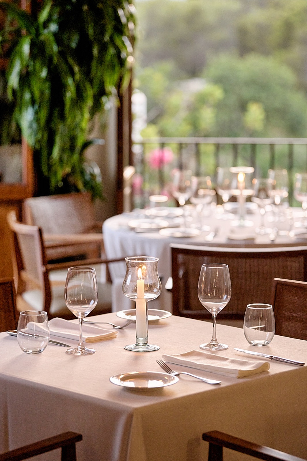 Mesa con velas en la terraza del restaurante de Can Curreu