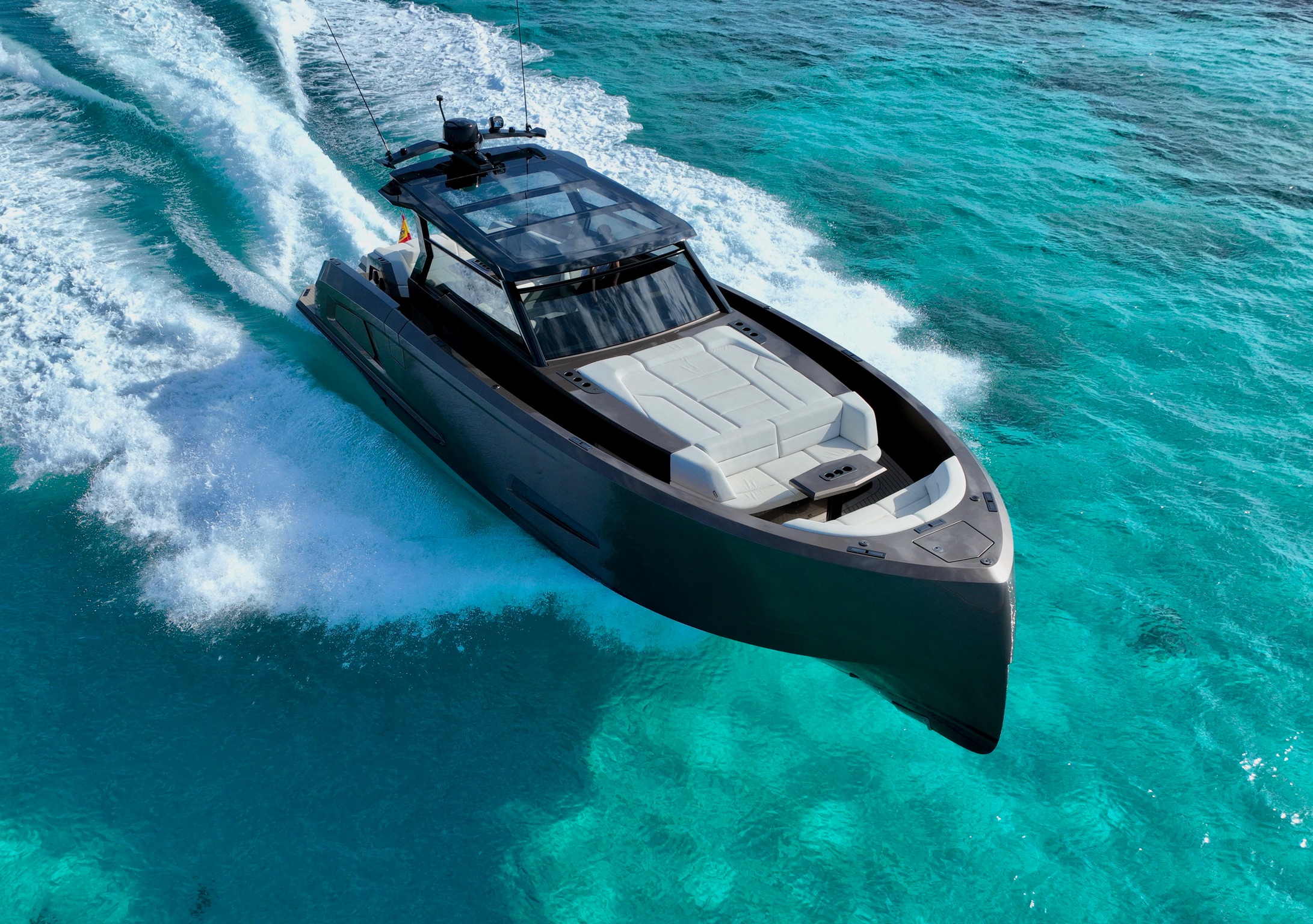 Yate de Mar y Luz Charter surcando aguas turquesas a toda velocidad, Ibiza